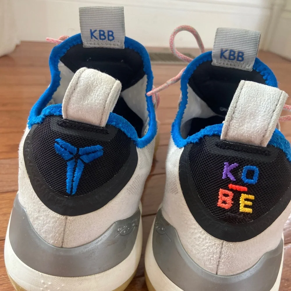 Nike Kobe A.D. 2018 AV3555-004 Men’s Size 9 Basketball Shoes White/Blue No Box